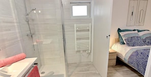 Shower, hair dryer, towels
