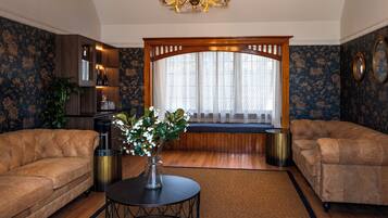 Luxury Apartment, Balcony, Courtyard View | Living area