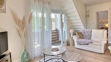 Télévision, table de tennis de table, livres