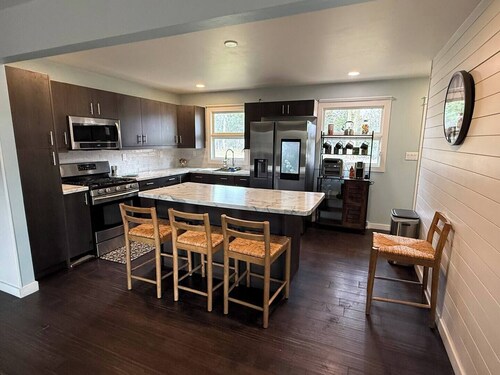 Serenity Dream House. Peaceful 3 bedroom house with fenced backyard.