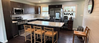 Serenity Dream House. Peaceful 3 bedroom house with fenced backyard.