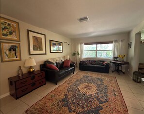 Una Smart TV, una chimenea