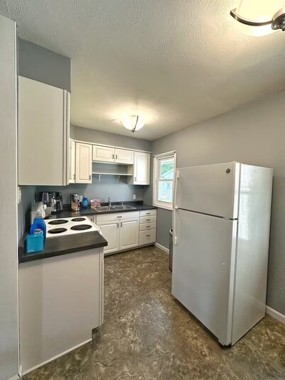 Dixon hideaway. 2BR comfy house with fenced yard