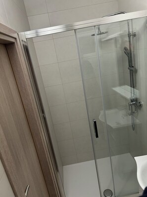 Douche, articles de toilette écologiques, sèche-cheveux