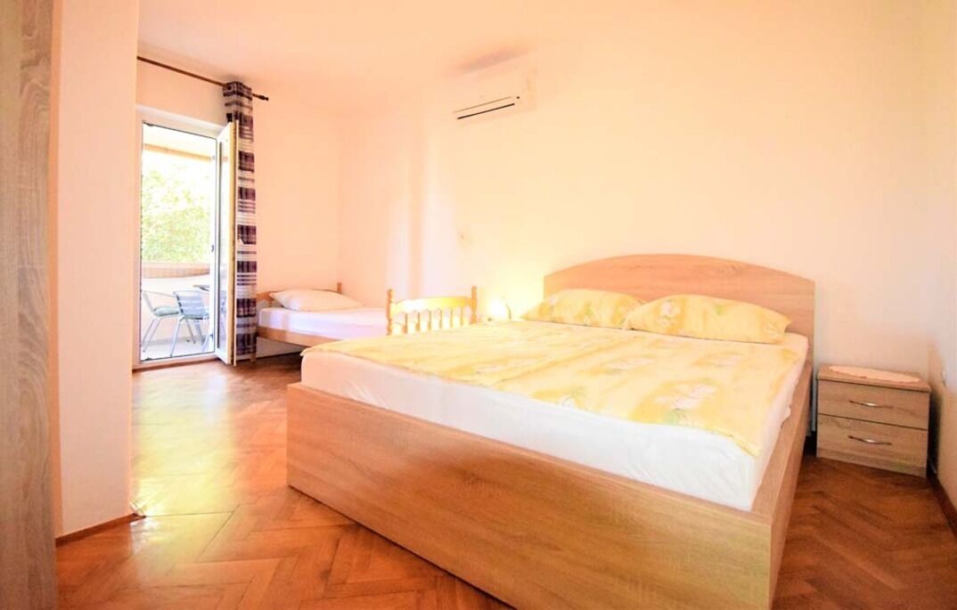 Travel crib, free WiFi, bed sheets