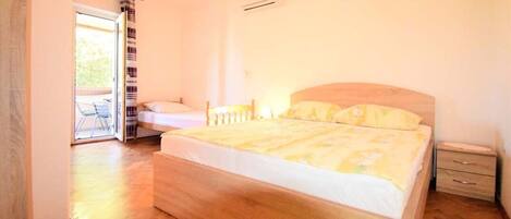 Travel crib, free WiFi, bed sheets