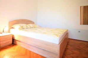 1 chambre, lit parapluie, Wi-Fi gratuit, draps fournis