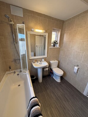 Dusche, Haartrockner, Handtücher