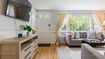 Una Smart TV, una chimenea, una mesa de tenis de mesa, libros