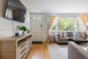 Smart TV, fireplace, ping pong, books
