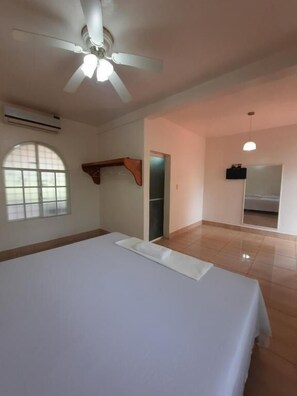 Deluxe Twin Room | Desk, free WiFi