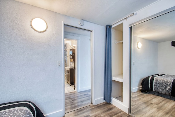 1 chambre, fer et planche à repasser, Wi-Fi, draps fournis