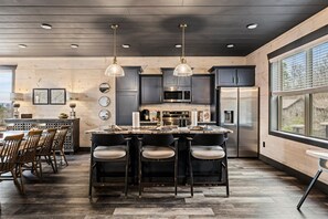 Fridge, microwave, oven, stovetop - Million$$View|Indr Pool|Games|Outdoor Pavilion|Pool Table|Theater (Sevierville)