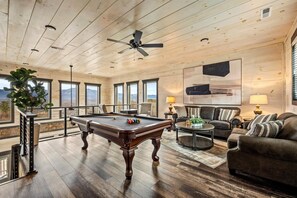 Una Smart TV, una chimenea, una oficina