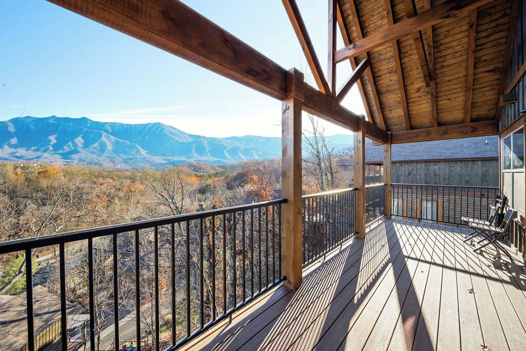 Un terrazzo in legno con vista sulle montagne.