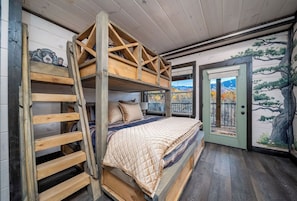 5 bedrooms, desk, internet, bed sheets