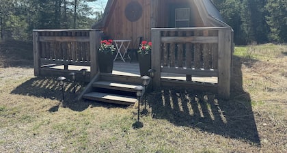 Welcoming cabin with AC located in Coram ten minutes from Glacier National Park.