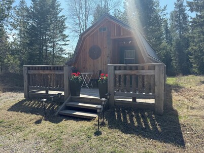 Welcoming cabin with AC located in Coram ten minutes from Glacier National Park.