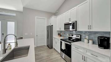 KĂŒhlschrank, Mikrowelle, Ofen, Herdplatte