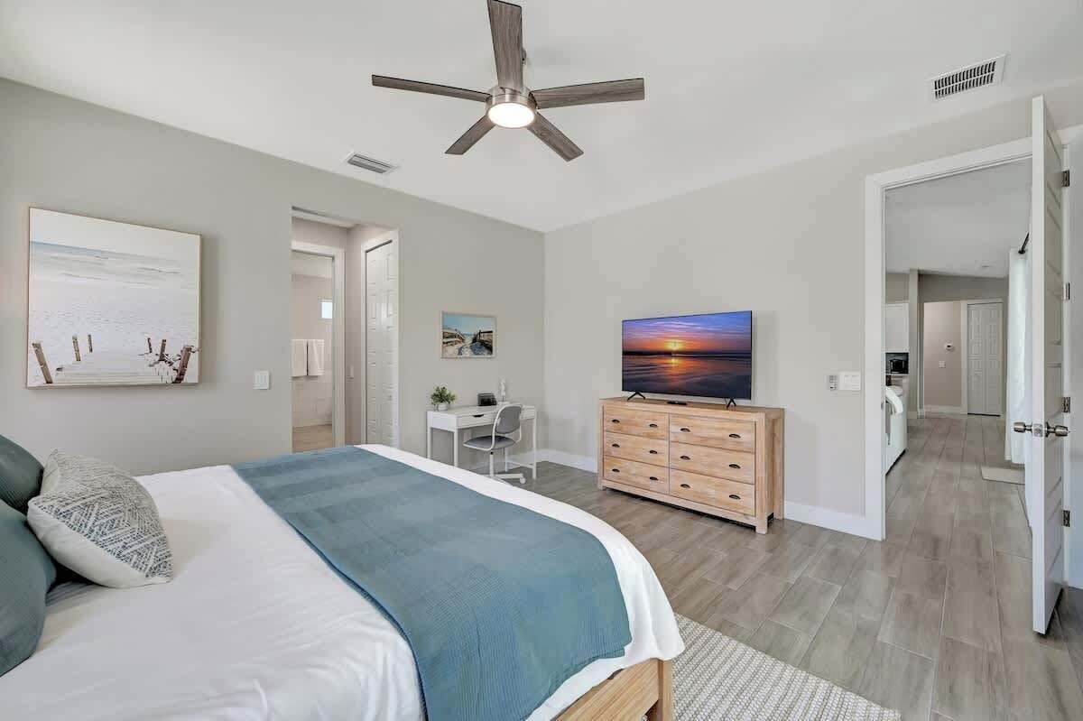 4 bedrooms, desk, iron/ironing board, travel cot