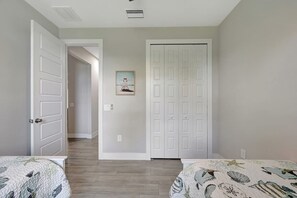 4 Schlafzimmer, Schreibtisch, Bügeleisen/Bügelbrett, Reisekinderbett