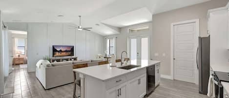 Kjøleskap, mikrobølgeovn, ovn og kokeplater