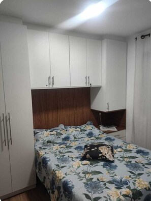 1 dormitori, planxa i posts de planxar, wifi i roba de llit