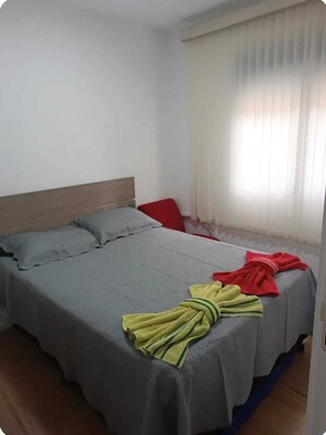 1 habitación, tabla de planchar con plancha, wifi y ropa de cama 