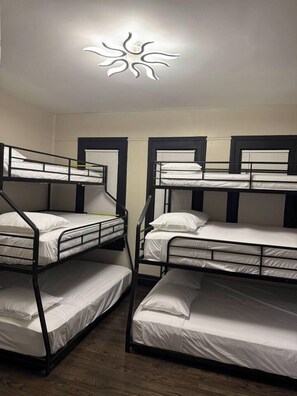 4 habitaciones, tabla de planchar con plancha, cuna de viaje y wifi 