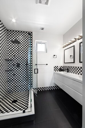 Shower, hair dryer, towels, soap - Huge Modern Jamesport Home with Decks & Balconies Near Beaches & Wineries! (Jamesport)