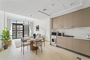 Køleskab, mikrobølgeovn, kogeplade, kaffe-/temaskine