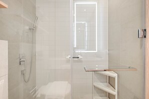 Een douche, een haardroger, handdoeken, zeep