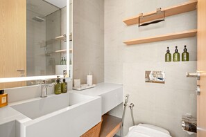 Douche, sèche-cheveux, serviettes fournies