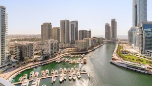 A marina with boats docked, surrounded by high-rise buildings. - Ocean View 1BD in Dubai Marina (Dubai)