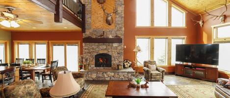 Smart-tv, een open haard, videospelletjes en tafelvoetbal