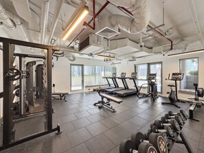 Fitness facility - Modern 1 BD in Downtown Dubai (Dubai)