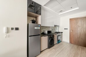 Kühlschrank, Mikrowelle, Ofen, Herdplatte