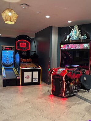 A gaming arcade with basketball and arcade games, including a basketball hoop and a basketball court. - Comic Con! Luxury Views Steps from Gaslamp Quarter Petco Park (San Diego)