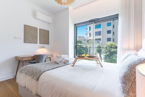 1 chambre, bureau, fer et planche à repasser, lit parapluie