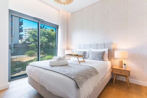 1 makuuhuone, työpöytä, silitysrauta/-lauta, vauvan matkasänky