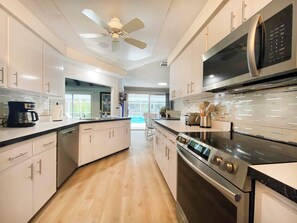 Geladeira, micro-ondas, fogão, cooktop