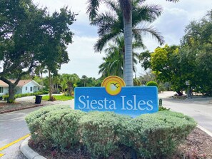 Property grounds - Siesta Key Paradise | Vacation Pool Home, Near Beach, Restaurants & More (Sarasota)