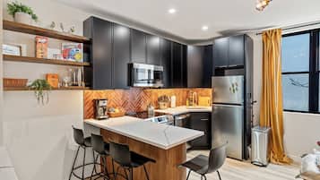 Apartment, 1 King-Bett und Schlafsofa, Nichtraucher, Klimaanlage | Eigene Küche | Wasserkocher mit Kaffee-/Teezubehör, Wasserkocher, Hochstuhl, Esstisch