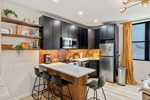 コンドミニアム キングベッド 1 台ソファーベッド付き 禁煙 冷房 | 専用キッチン | コーヒー / ティーメーカー、電気ポット、ハイチェア、ダイニングテーブル