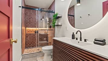 Condo, 1 King Bed with Sofa bed, Non Smoking, Air conditioning | Bathroom