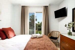 1 bedroom, in-room safe, iron/ironing board, free WiFi