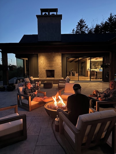 Mountain Retreat with unobstructed ocean views!