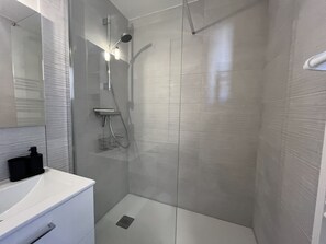 Douche, sèche-cheveux