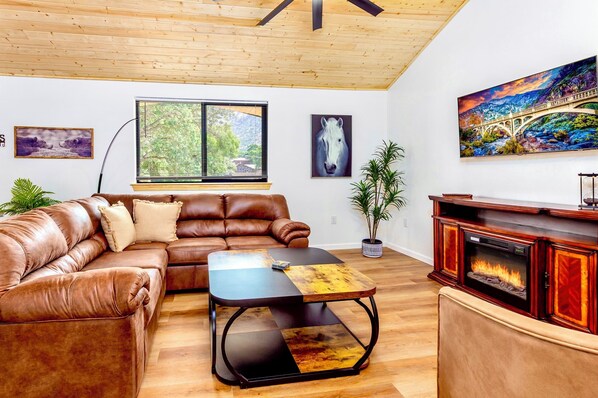 Smart TV, fireplace - Magnificent view 
2-bedroom house in charming Three Rivers with AC, WiFi (Three Rivers)