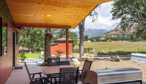 Outdoor dining - Magnificent view 
2-bedroom house in charming Three Rivers with AC, WiFi (Three Rivers)
